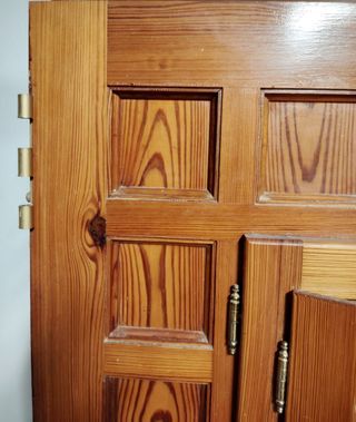 Puerta madera mobila en buen estado.