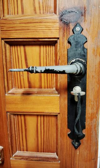Puerta madera mobila en buen estado.