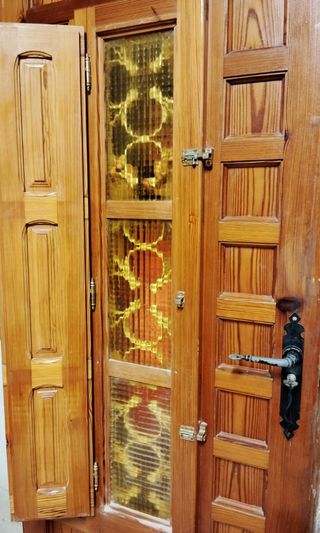 Puerta madera mobila en buen estado.