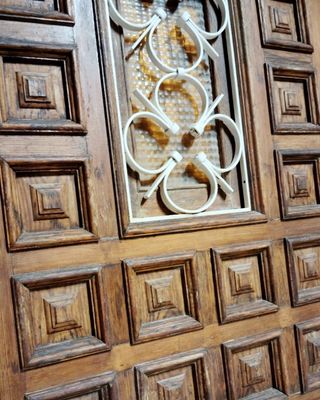 Puerta madera mobila en buen estado.