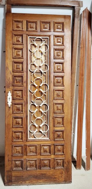 Puerta madera mobila en buen estado.