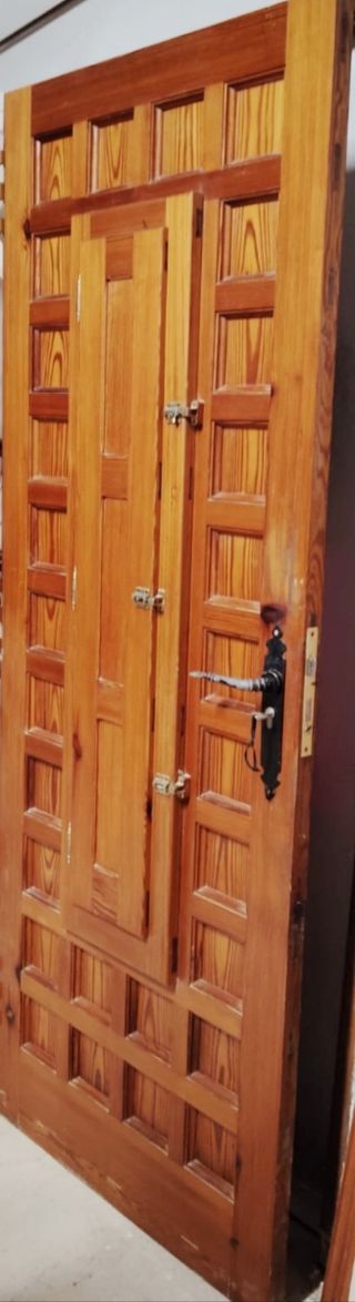 Puerta madera mobila en buen estado.