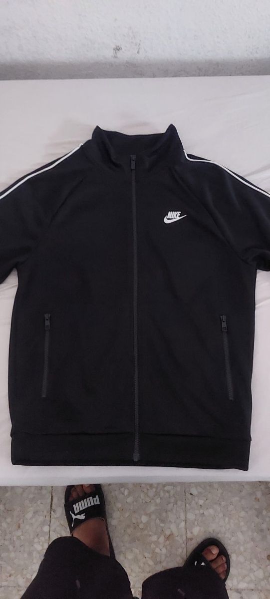 Chaqueta Nike negra c/rayas (negociable)