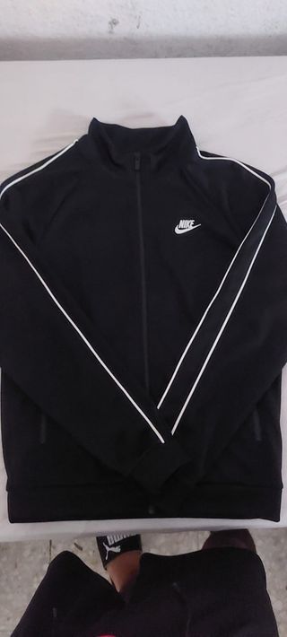 Chaqueta Nike negra c/rayas (negociable)