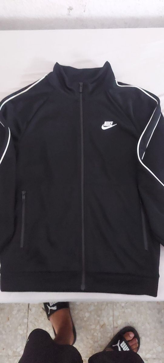 Chaqueta Nike negra c/rayas (negociable)
