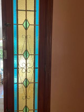 Hojas ventana con vidriera