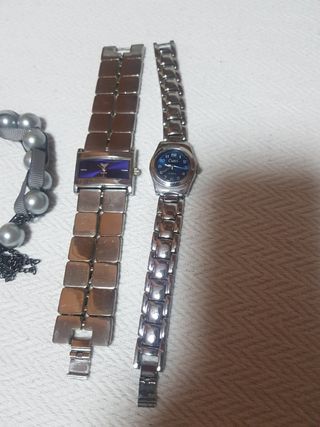 2 relojes y 2 pulseras. Relojes hay que poner pila
