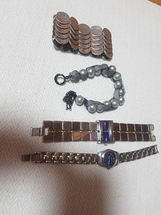 2 relojes y 2 pulseras. Relojes hay que poner pila