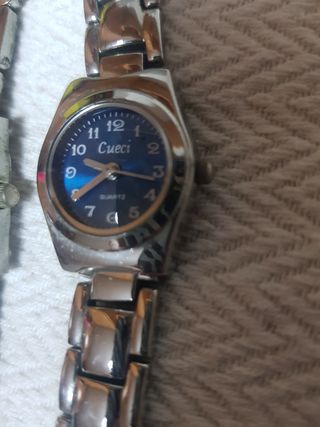 2 relojes y 2 pulseras. Relojes hay que poner pila