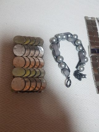 2 relojes y 2 pulseras. Relojes hay que poner pila