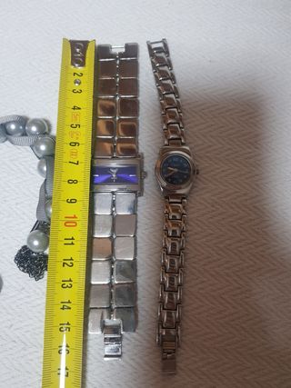 2 relojes y 2 pulseras. Relojes hay que poner pila