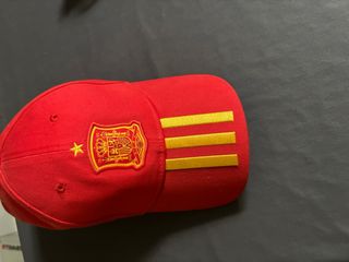 Gorra Adidas España - Roja y Dorada