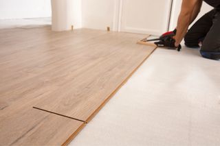 Suelo laminado, vinilo, puertas, armarios, cocinas