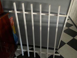 Reja blanca para ventana