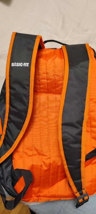 Mochila BASIC-FIT negra y naranja