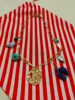Collar dorado con charms multicolor