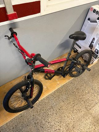 Bicicleta BMX negra y roja