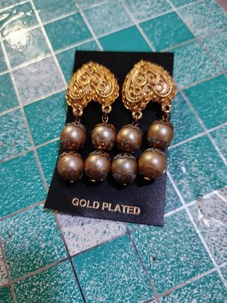 Aretes dorados con perlas