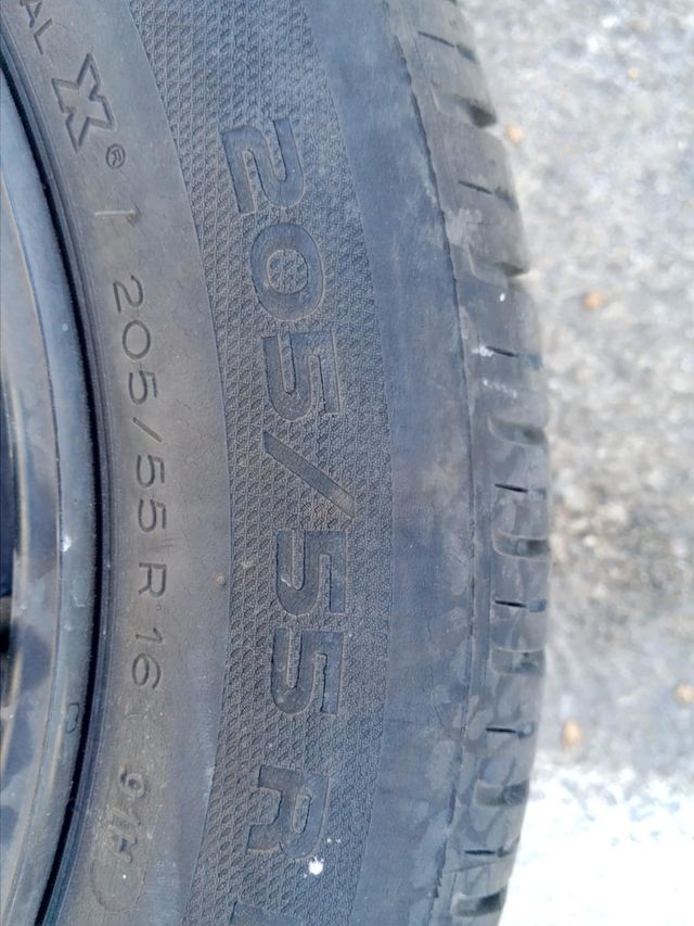 4 neumáticos 205/55R16 con las llantas.
