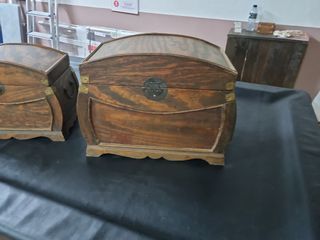 3 bauli in legno marroni