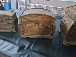 3 bauli in legno marroni
