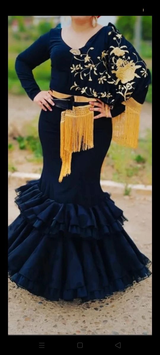TRAJE DE FLAMENCA CON ENCANTO NEGRO DE CLAVEL T/42