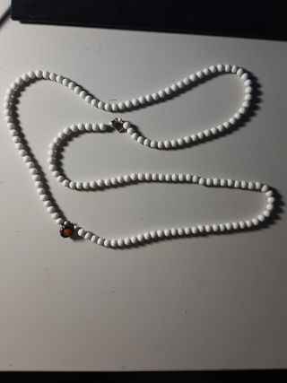 Collar blanco y naranja