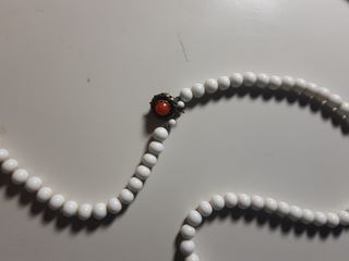 Collar blanco y naranja