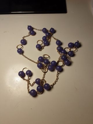 Collar dorado con cuentas moradas
