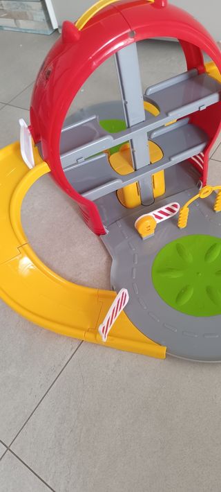 Tavolo multiattività, pista auto e gioco da tavolo