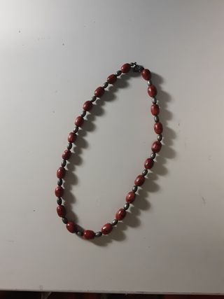 Collar rojo y plateado