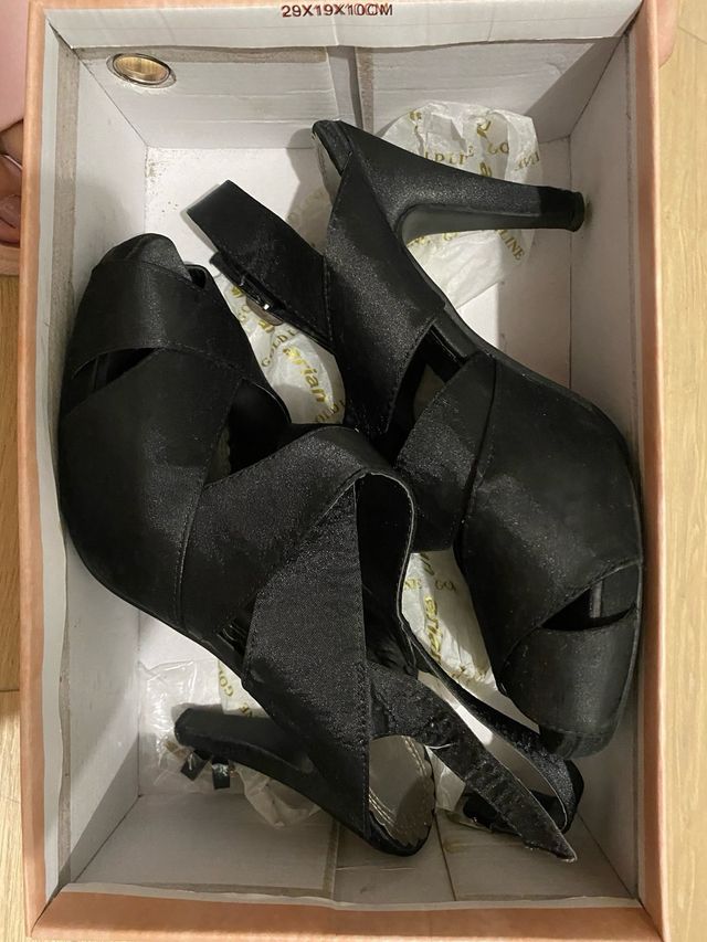 Sandalias negras tacón