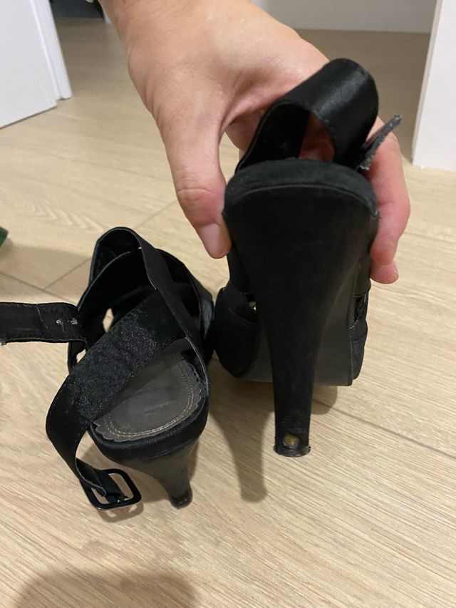 Sandalias negras tacón