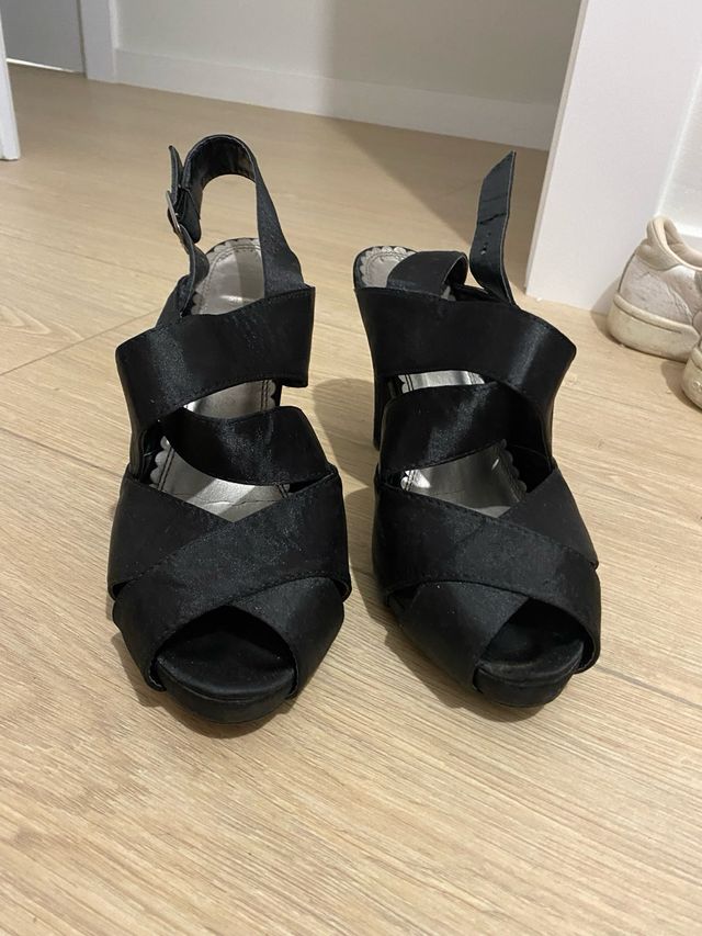 Sandalias negras tacón