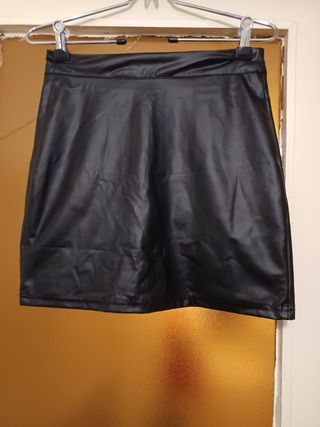 Falda negra de cuero sintético