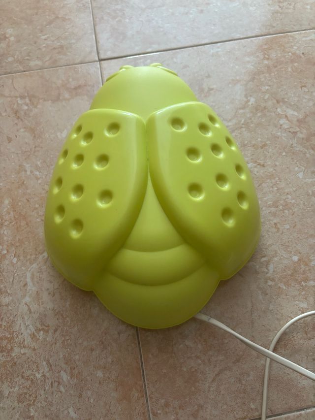 Lámpara infantil con forma de mariquita.