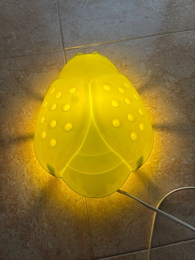 Lámpara infantil con forma de mariquita.