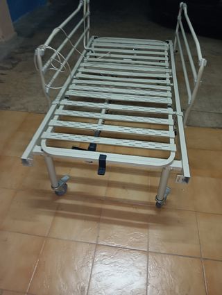 Cama hospitalaria articulada eléctrica