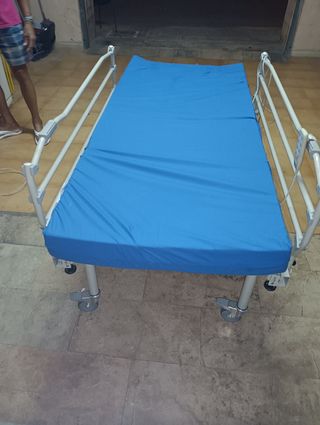 Cama hospitalaria articulada eléctrica