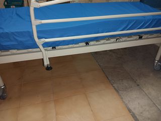 Cama hospitalaria articulada eléctrica