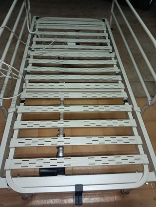 Cama hospitalaria articulada eléctrica