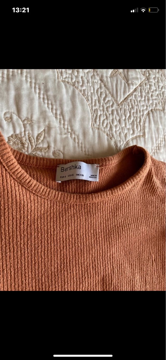 Top corto anaranjado con lazo