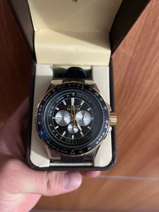 Reloj Invicta - Cronógrafo Negro/Dorado.