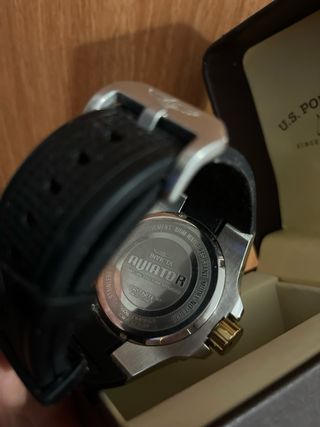 Reloj Invicta - Cronógrafo Negro/Dorado.