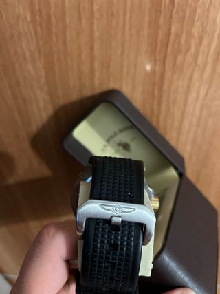 Reloj Invicta - Cronógrafo Negro/Dorado.