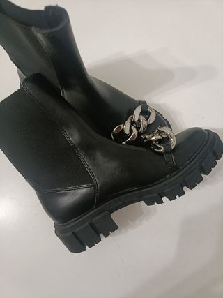 Botas Stradivarius negras con detalle plateado