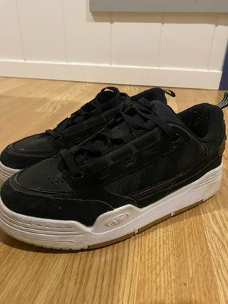 Zapatilla Adidas negras modelo adi 2000 originales