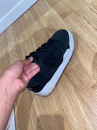 Zapatilla Adidas negras modelo adi 2000 originales