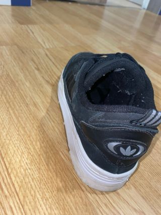 Zapatilla Adidas negras modelo adi 2000 originales