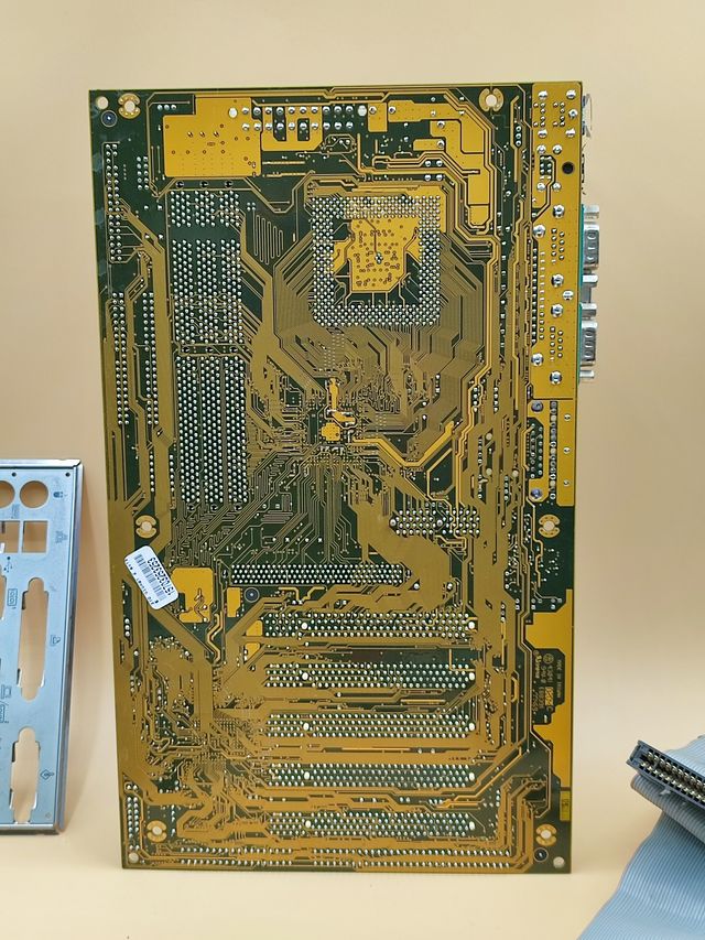 PLACA BASE GIGABYTE GA-6VTXE ANTIGUA